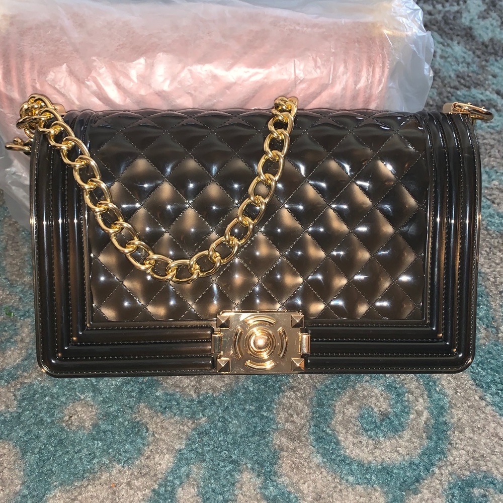 Crossbody Handbag w/ Gold Chain - Black